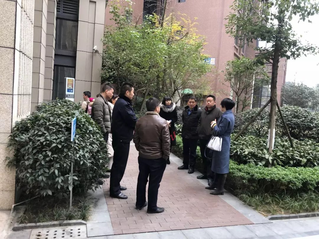 新都區(qū)街道、社區(qū)、公安一行參觀鑫安智慧社區(qū)。